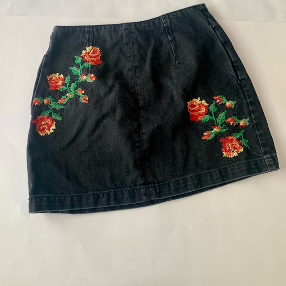 Topshop Dresses & Skirts - Topshop Moto Black Denim Rose CrossStitched Mini Skirt- 6